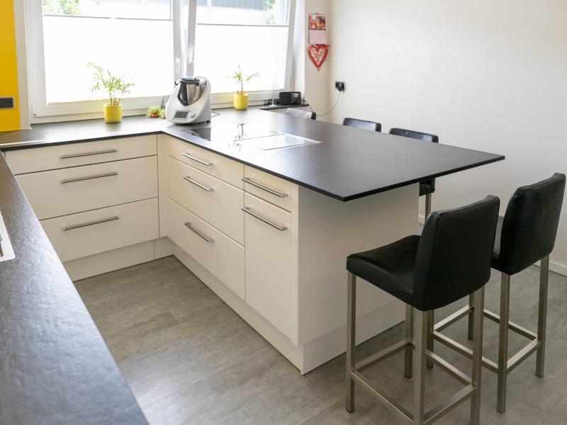 Essbereich an Arbeitsplattenüberstand