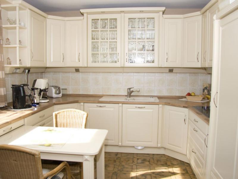 Küche im Landhaus-Stil mit lackierter Front